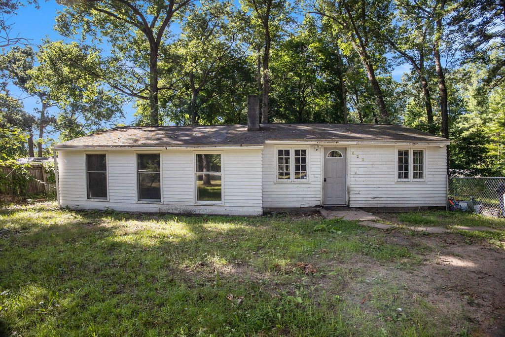 Photo of 823 W River Road, Muskegon, MI 49445 (MLS # 25044937)
