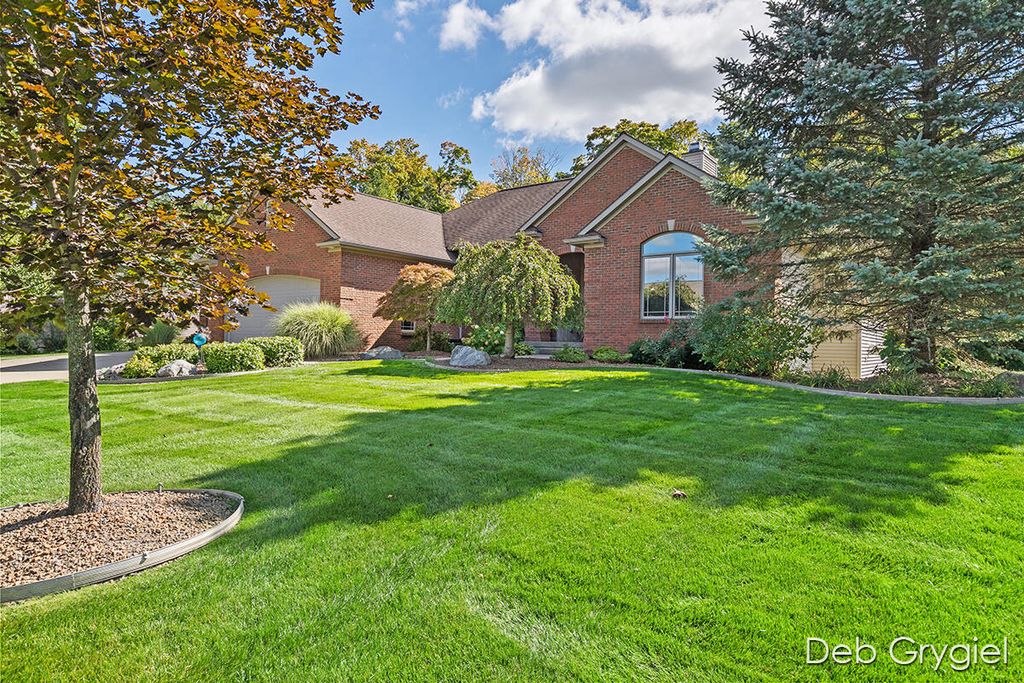 Photo of 6116 Summerhill Drive, Hudsonville, MI 49426 (MLS # 22042111)