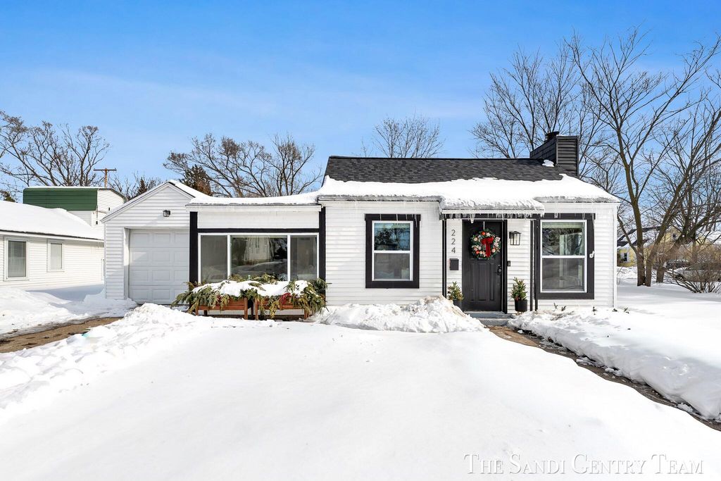 Photo of 224 S Griffin Street, Grand Haven, MI 49417 (MLS # 26004895)
