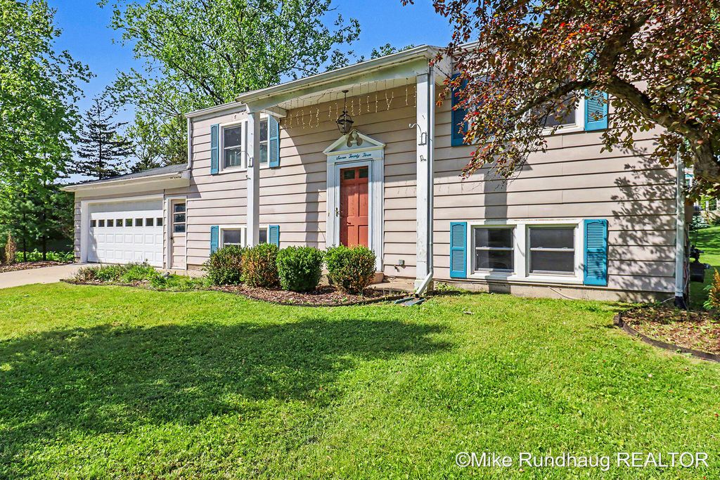 Photo of 723 Marbury DR SE, Ada, MI 49301 (MLS # 26025260)