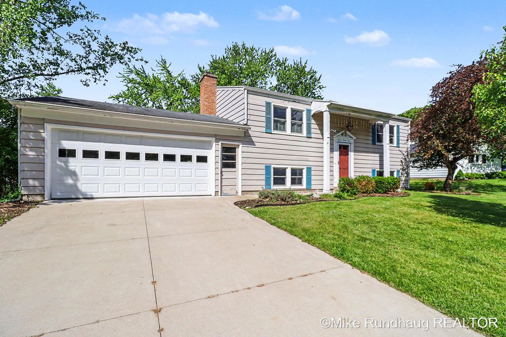 Photo of 723 Marbury DR SE, Ada, MI 49301 (MLS # 26025260)
