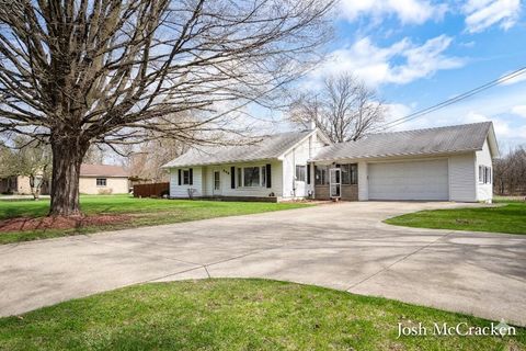 Photo of 846 Lincoln Lake Avenue SE, Lowell, MI 49331 (MLS # 26015868)