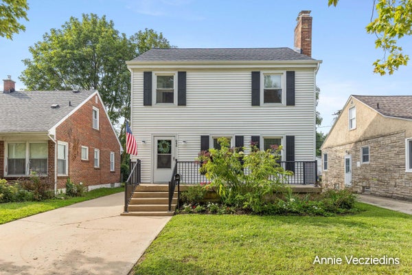 846 LAKE MICHIGAN DR NW, GRAND RAPIDS, MI 49504 - Image 1556baefdbd7aaa7d1da84beac16756d/2206671462