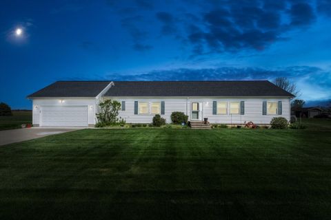 Photo of 70915 Sterling Drive, Edwardsburg, MI 49112 (MLS # 26016988)