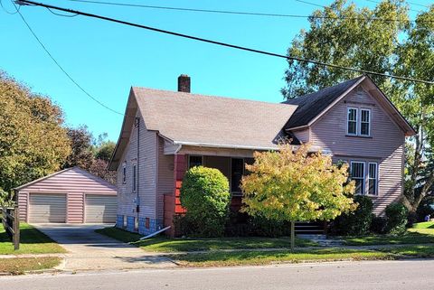 Photo of 807 Davis Street, Manistee, MI 49660 (MLS # 25052798) Photo of 807 Davis Street, Manistee, MI 49660 (MLS # 25052798)