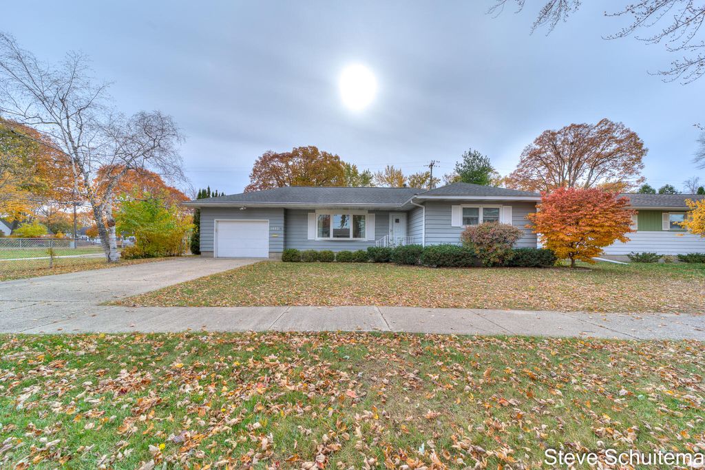 Photo of 1423 Cornell Road, Muskegon, MI 49441 (MLS # 25057292)