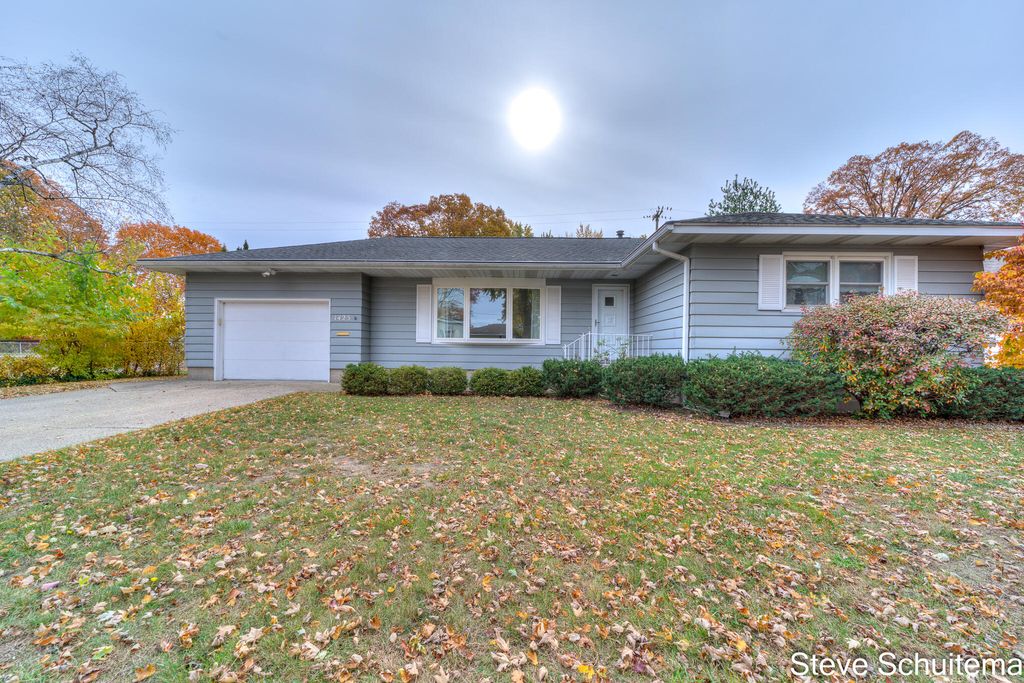Photo of 1423 Cornell Road, Muskegon, MI 49441 (MLS # 25057292)