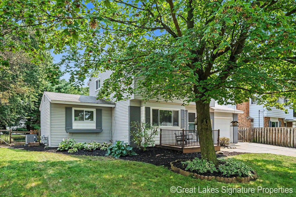 Photo of 8282 Courtland Drive NE, Rockford, MI 49341 (MLS # 26042045)
