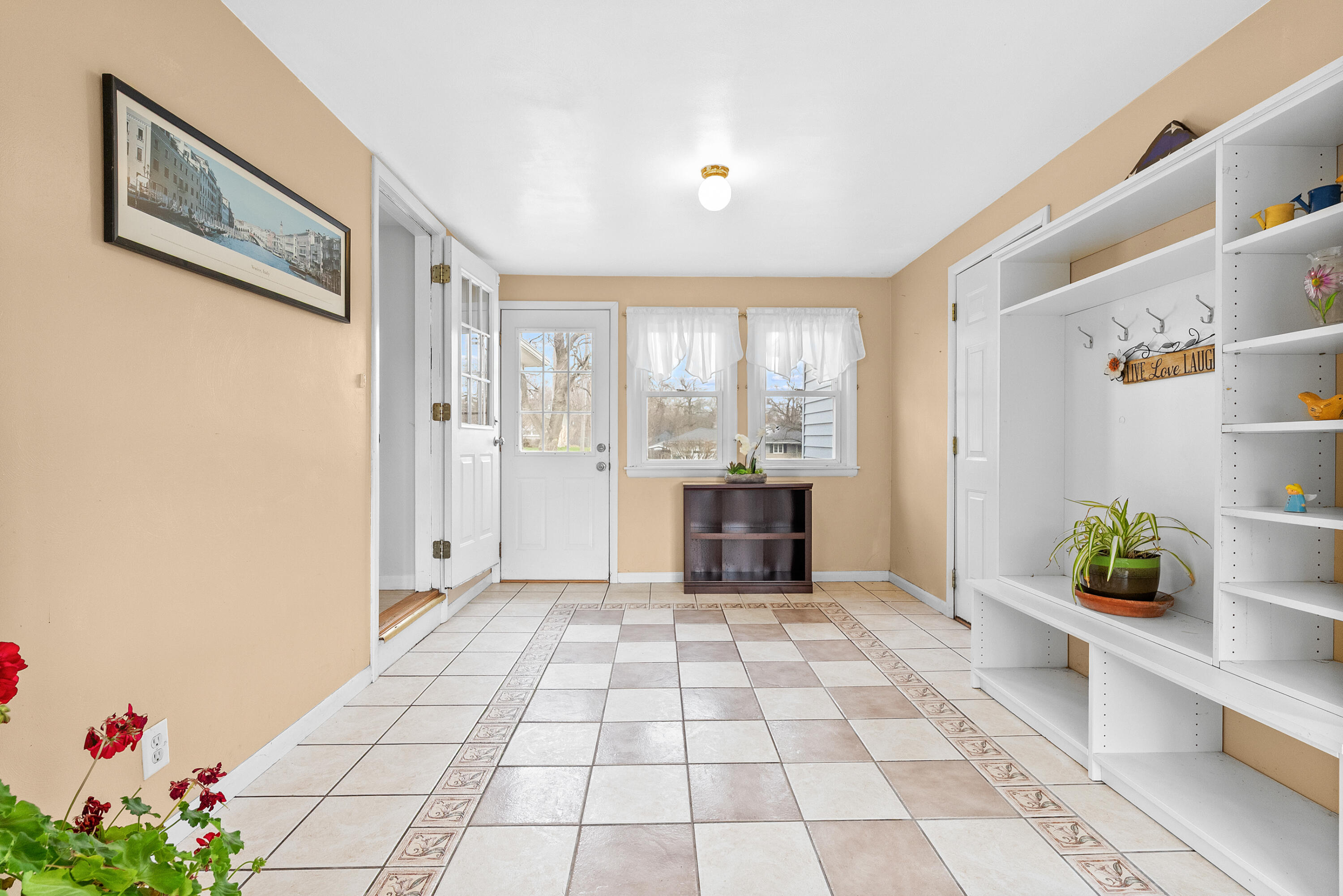 1605 Meadowbrook Lane