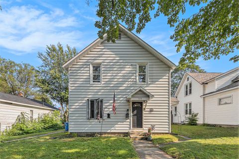 Photo of 709 E Loomis Street, Ludington, MI 49431 (MLS # 25038994)