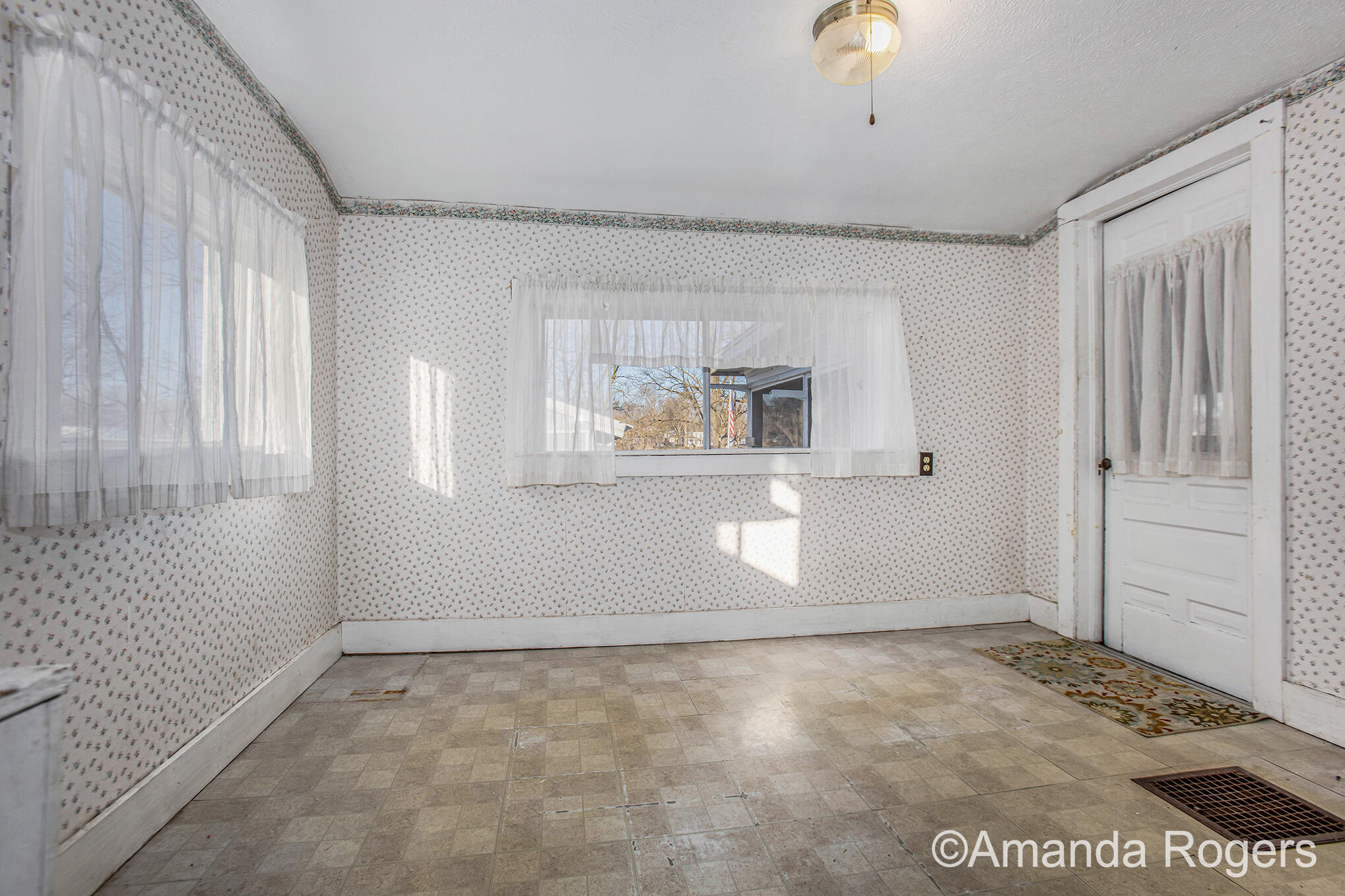 Photo 13 of 26 of 726 N Lafayette Street SE house