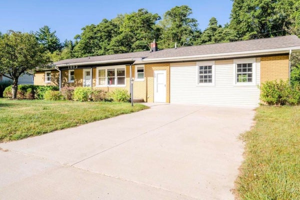 1082 LOUIS DR, BENTON HARBOR, MI 49022 - Image 1962d8be35a9997fdcd239a3d71a76b0/2597192404
