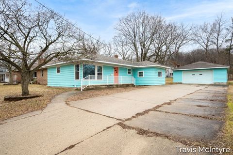 Photo of 607 N Washington Street SE, Lowell, MI 49331 (MLS # 26008872)