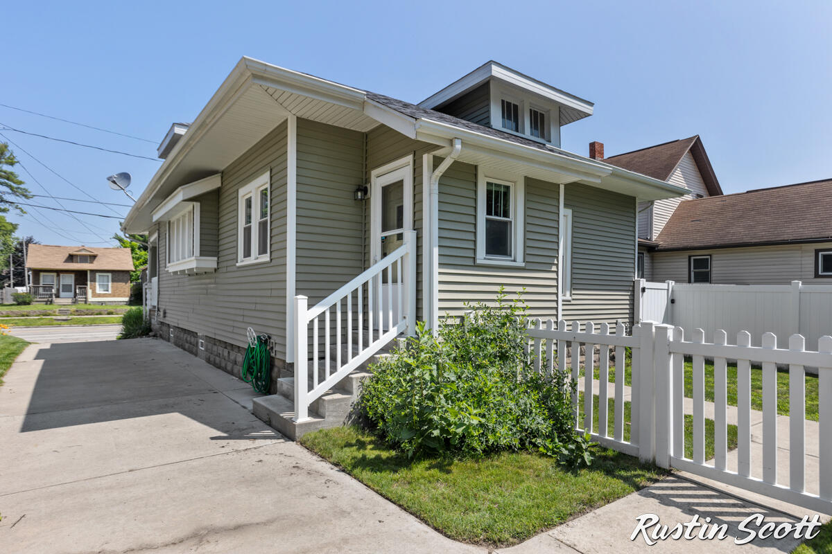 Photo 16 of 20 of 136 Ann Street NE house
