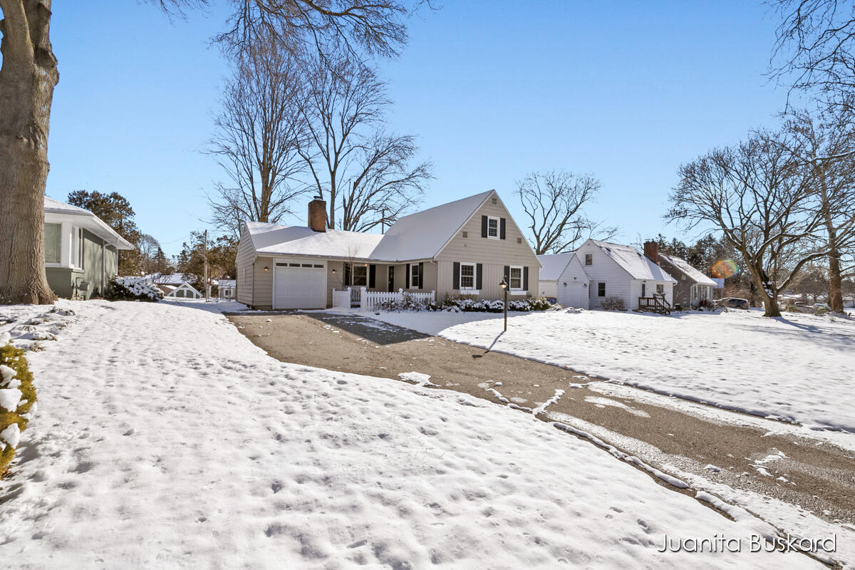Photo 4 of 37 of 2241 Tremont Boulevard NW house