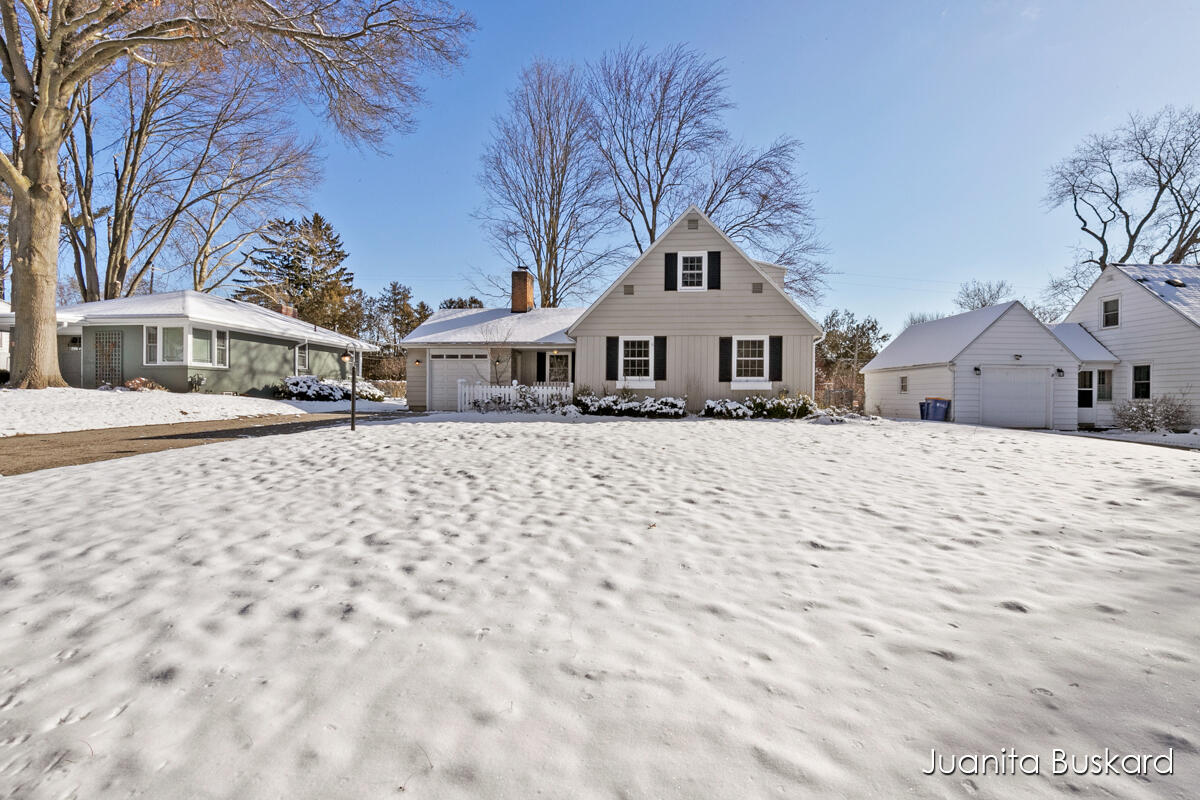 Photo 2 of 37 of 2241 Tremont Boulevard NW house