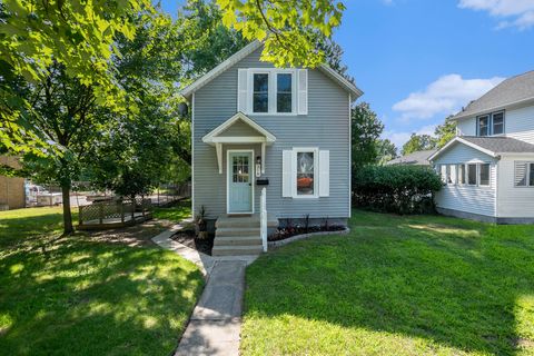Photo of 319 N Rowe Street, Ludington, MI 49431 (MLS # 25036626)