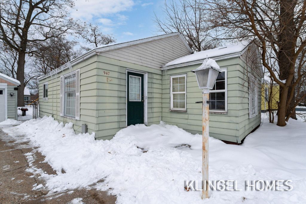 Photo of 947 Carlton Street, Muskegon, MI 49442 (MLS # 25061511)
