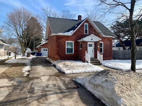 Photo of 406 N Rowe Street, Ludington, MI 49431 (MLS # 26024025)