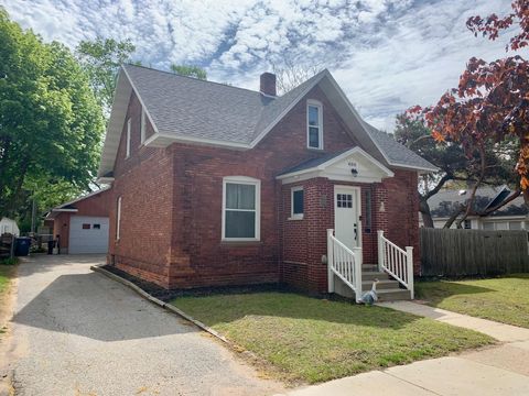 Photo of 406 N Rowe Street, Ludington, MI 49431 (MLS # 26024025)