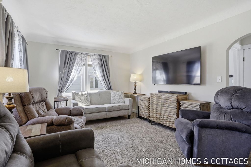 Photo of 736 Lincoln Avenue, Holland, MI 49423 (MLS # 26014367)