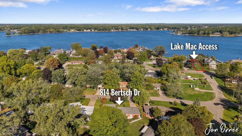 Photo of 814 Bertsch Drive, Holland, MI 49423 (MLS # 25052289)