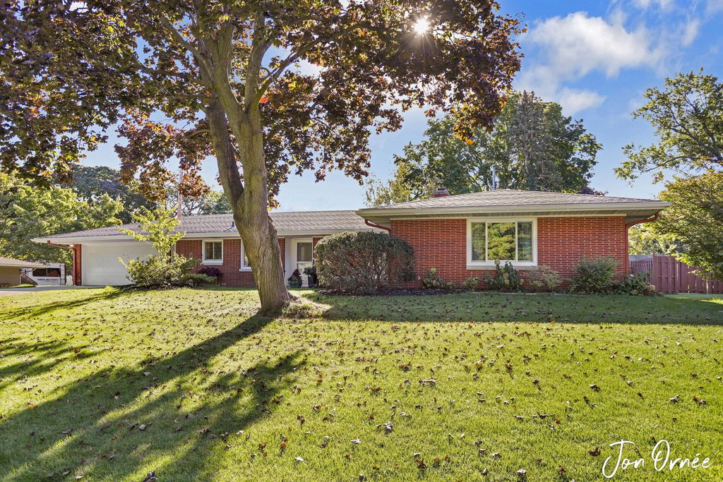 Photo of 814 Bertsch Drive, Holland, MI 49423 (MLS # 25052289)