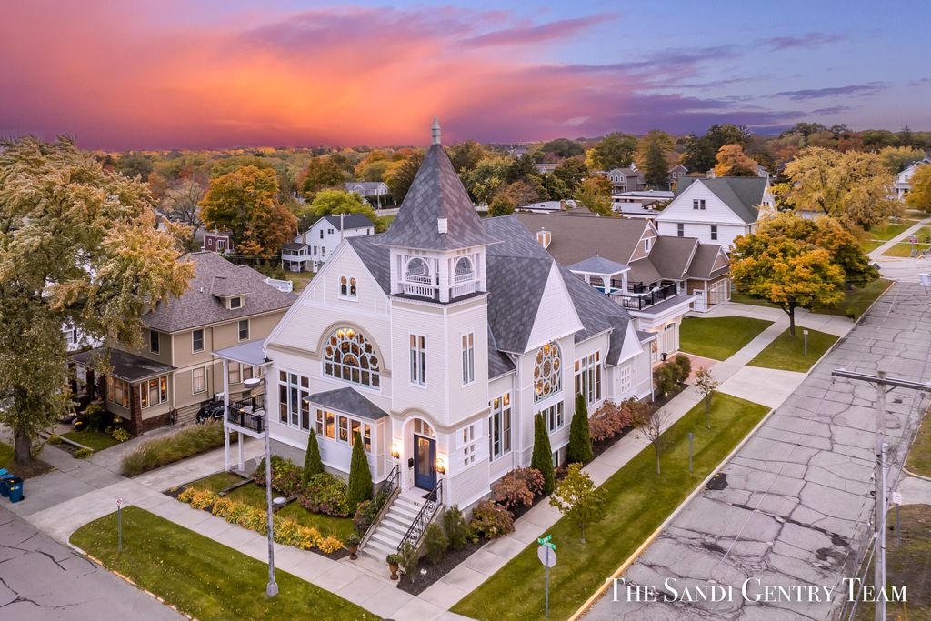 Photo of 600 Washington Avenue, Grand Haven, MI 49417 (MLS # 25055741)