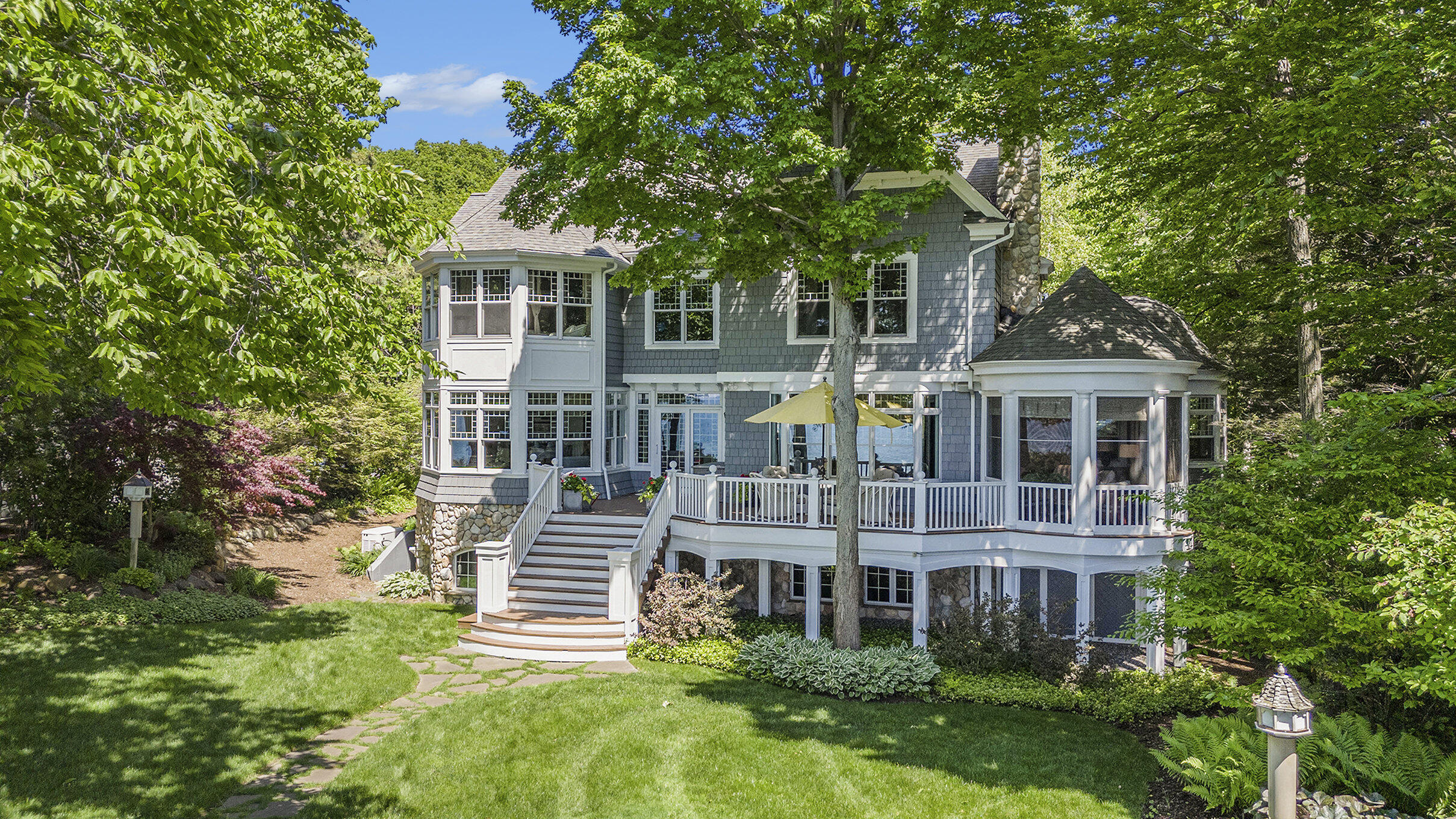6059 Lakeshore Drive