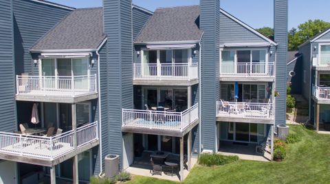 Condominium in South Haven MI 215 North Shore Drive.jpg