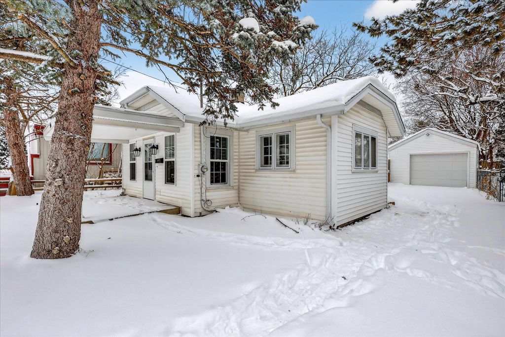 Photo of 2138 Edgewood Avenue NE, Grand Rapids, MI 49505 (MLS # 26002755)
