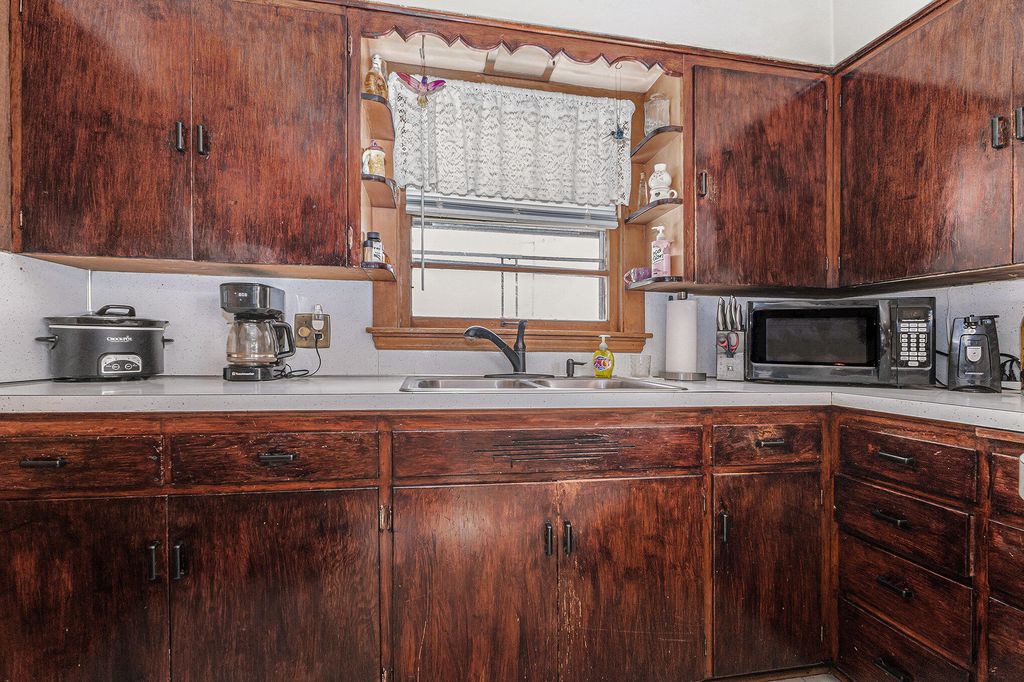 Photo of 31 W Lakewood Boulevard, Holland, MI 49424 (MLS # 25049706)