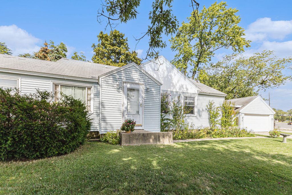 Photo of 31 W Lakewood Boulevard, Holland, MI 49424 (MLS # 25049706)