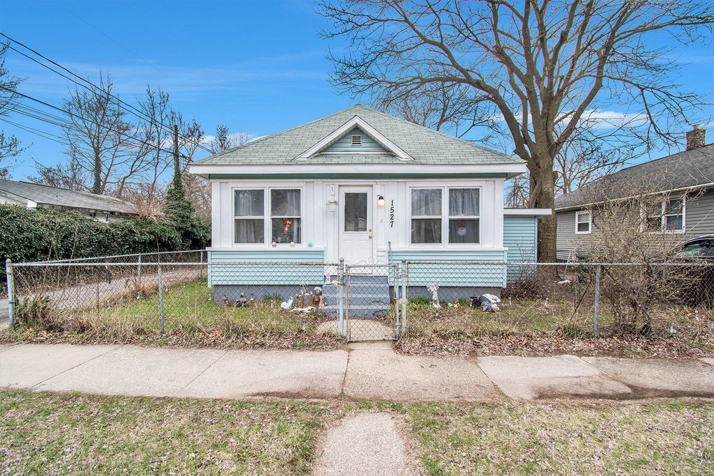 Photo of 1527 Madison Street, Muskegon, MI 49442 (MLS # 25026562)