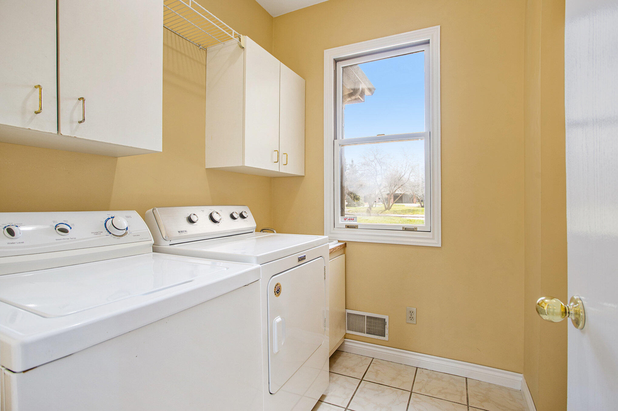 Portage, Michigan 49024, United States, 5 Bedrooms Bedrooms, ,4 BathroomsBathrooms,Residential,Pending,103383