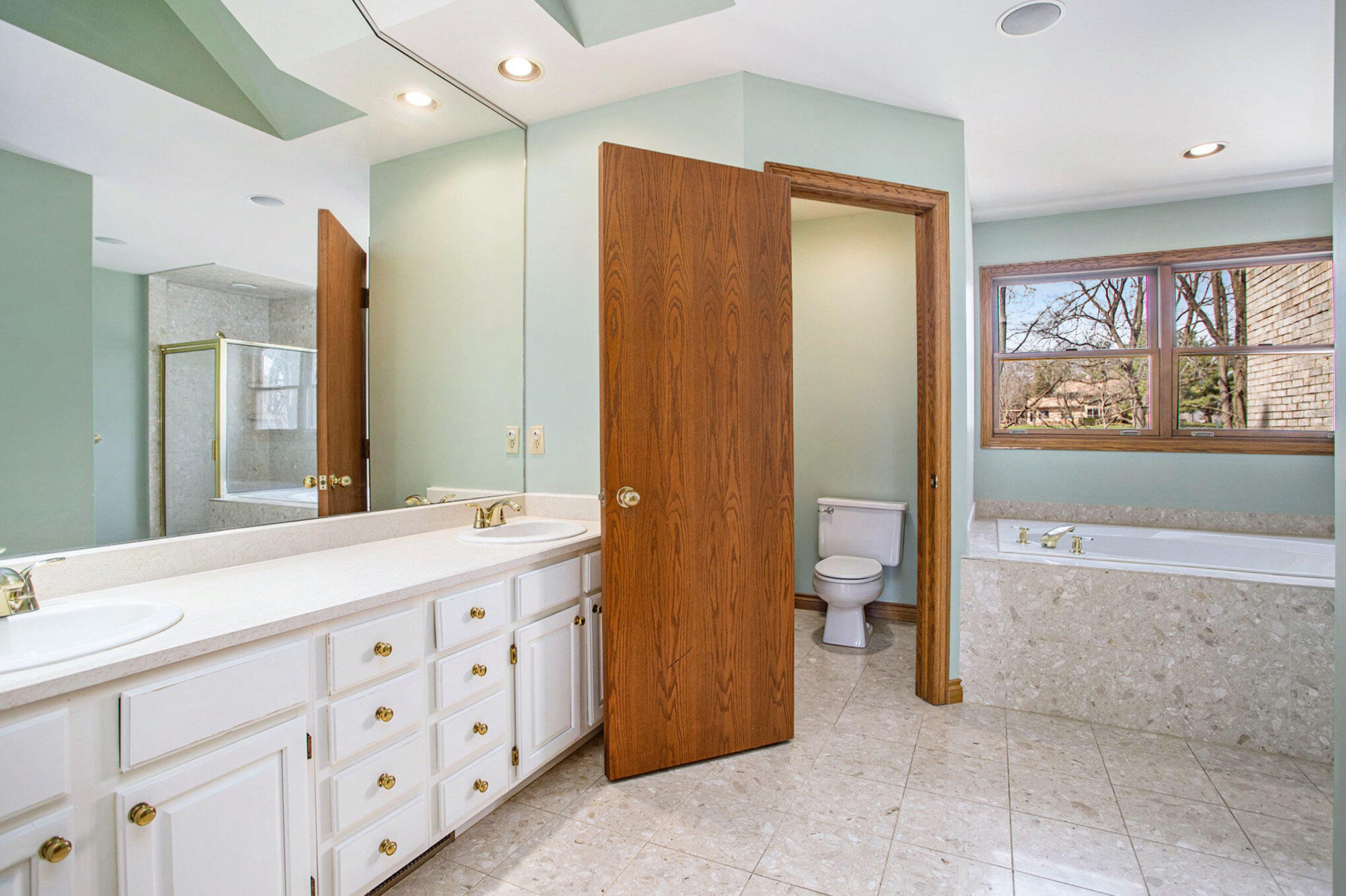 Portage, Michigan 49024, United States, 5 Bedrooms Bedrooms, ,4 BathroomsBathrooms,Residential,Pending,103383