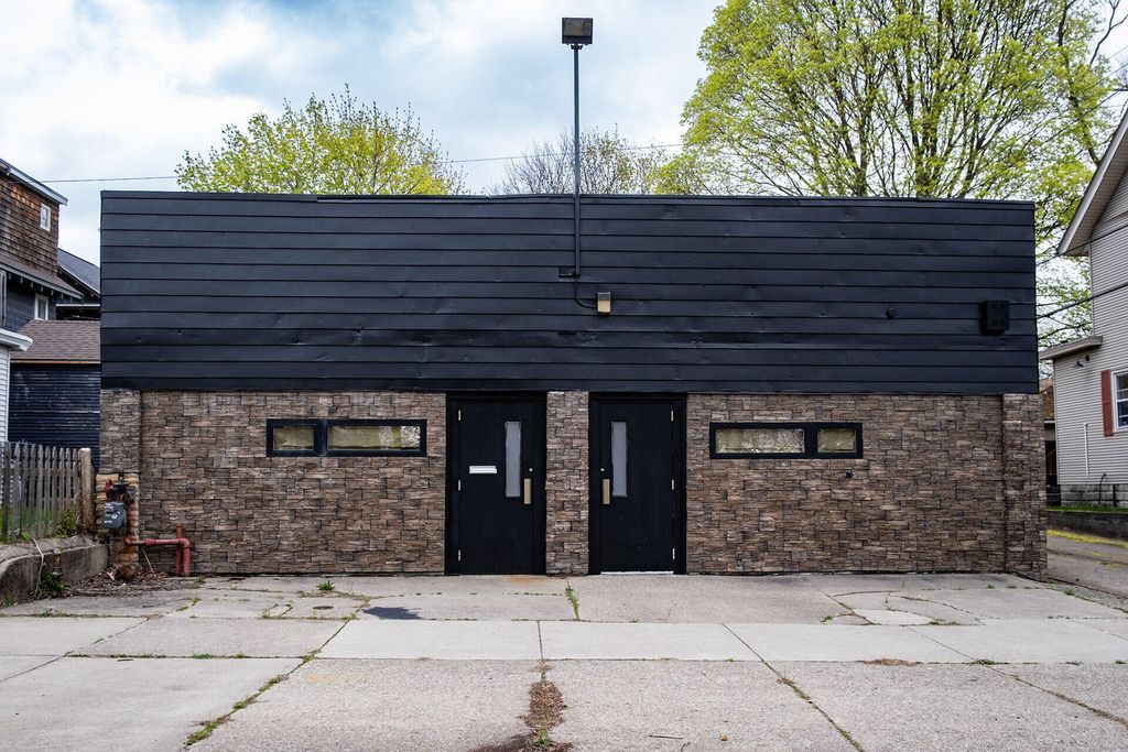 Photo of 610 Benjamin Avenue SE, Grand Rapids, MI 49506 (MLS # 26005872)