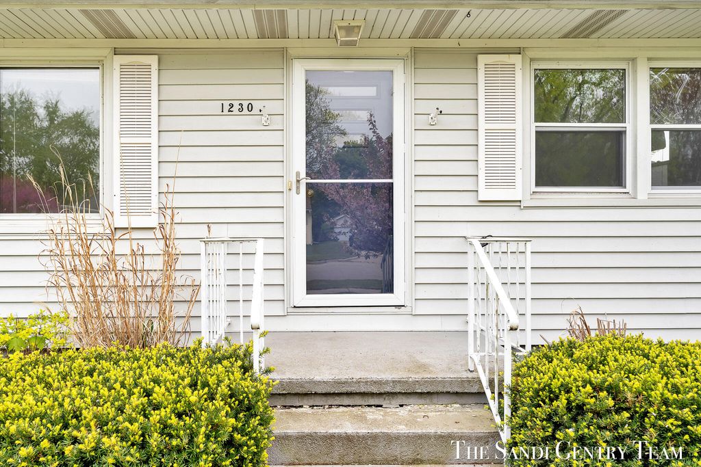 Photo of 1230 Marion Avenue, Grand Haven, MI 49417 (MLS # 26021991)
