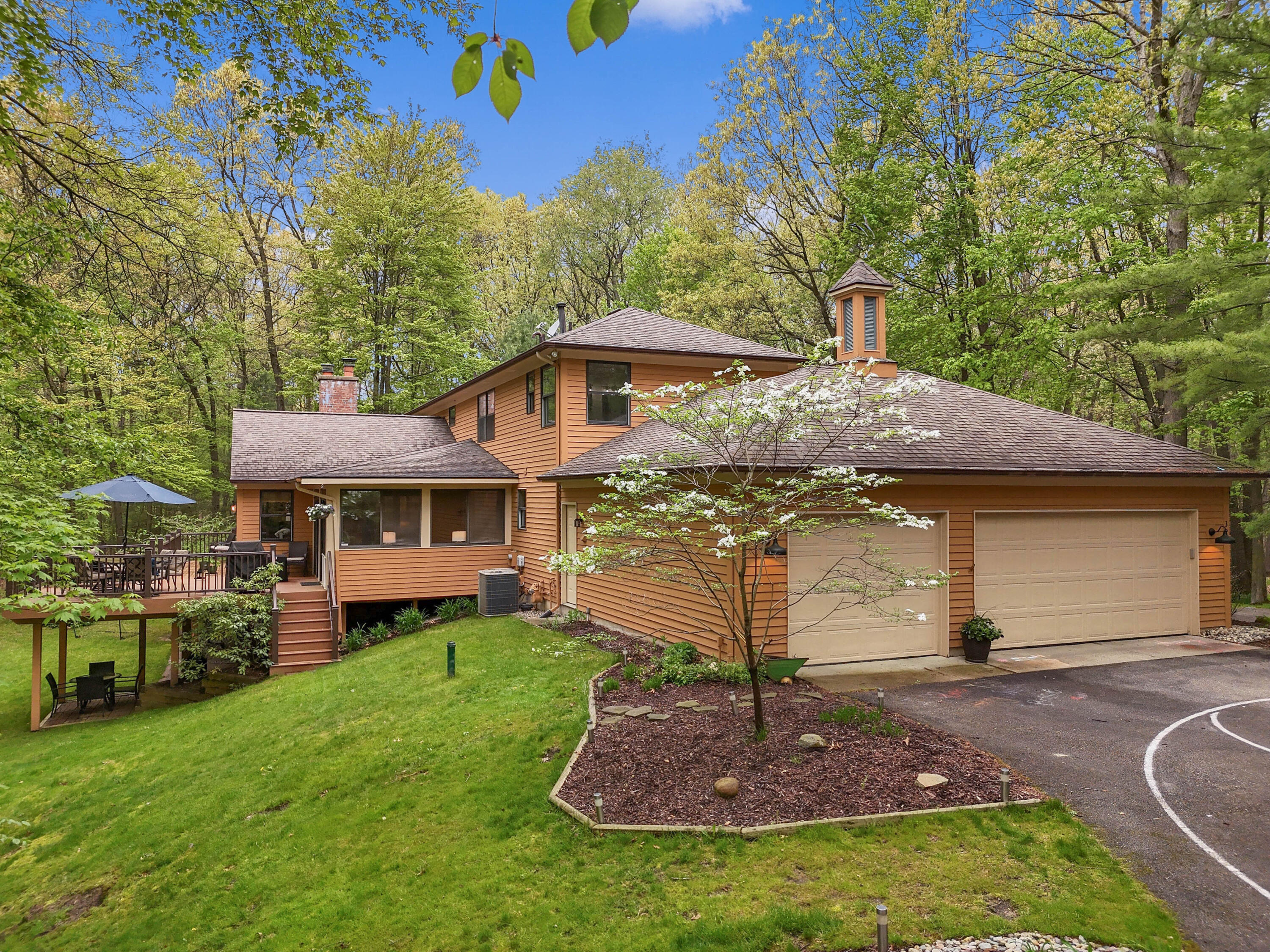 326 Greentree Lane NE