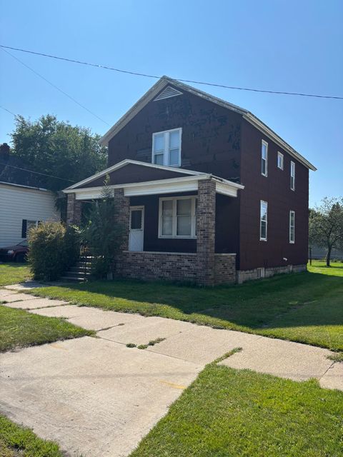 Photo of 810 Vine Street, Manistee, MI 49660 (MLS # 25045254)