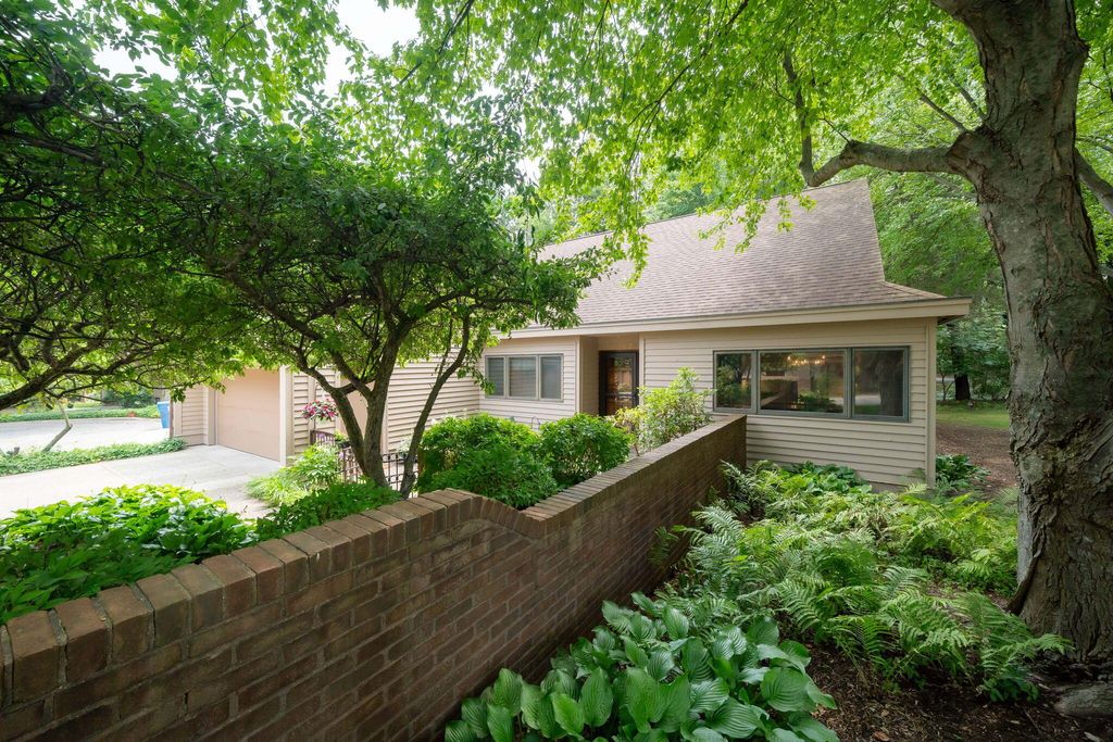 Photo of 6562 Glaston Court SE, Grand Rapids, MI 49546 (MLS # 25040003)