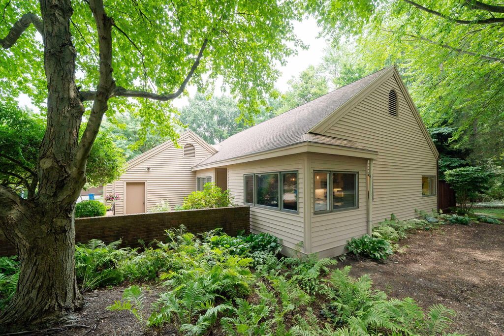 Photo of 6562 Glaston Court SE, Grand Rapids, MI 49546 (MLS # 25040003)