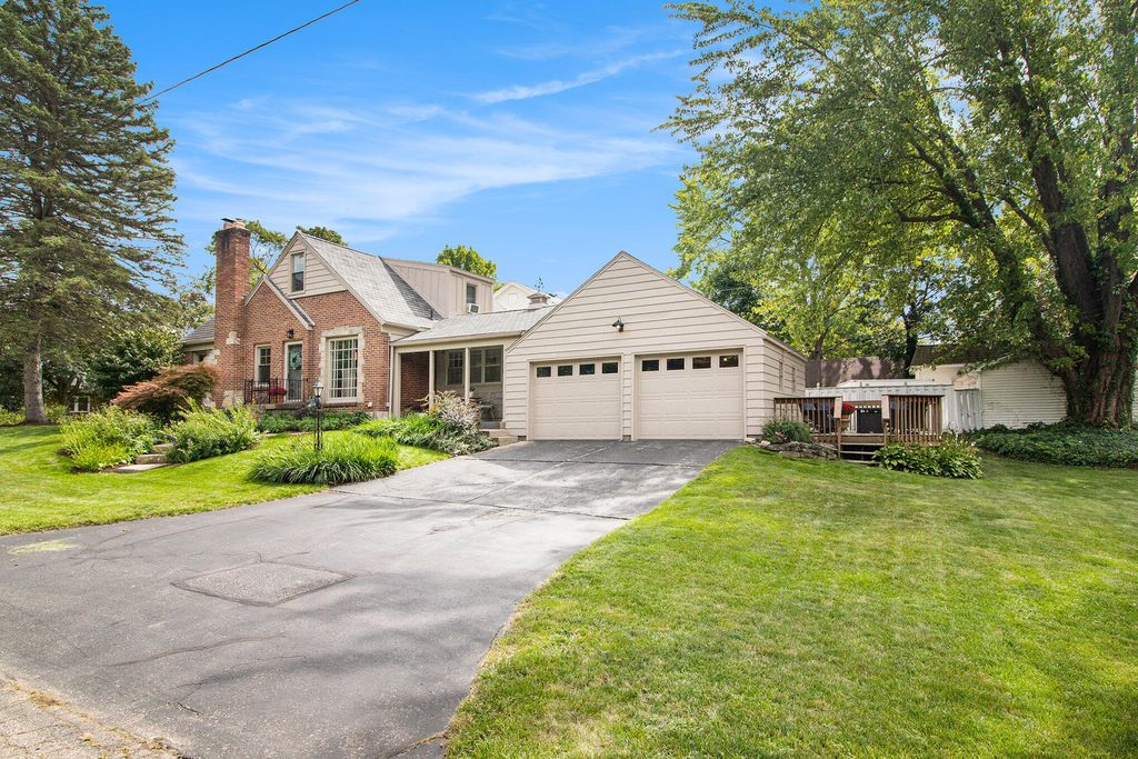 Photo of 230 Russwood Street NE, Grand Rapids, MI 49505 (MLS # 23134165)