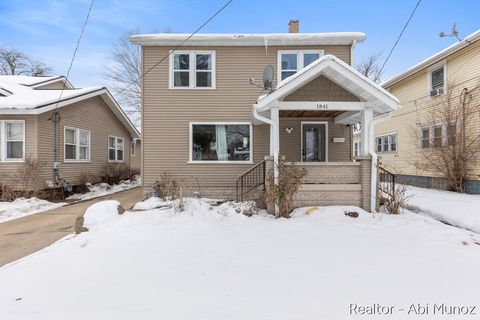 Photo of 1841 Federal Avenue SW, Grand Rapids, MI 49509 (MLS # 26005285)