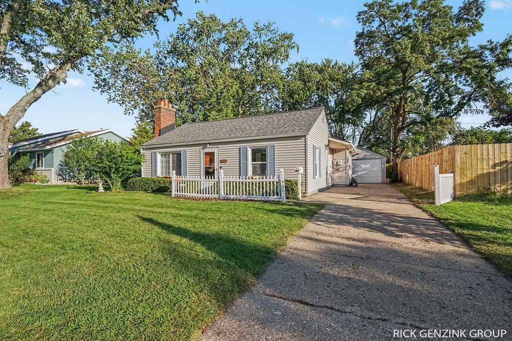 Photo of 297 W 30th Street, Holland, MI 49423 (MLS # 26050889)