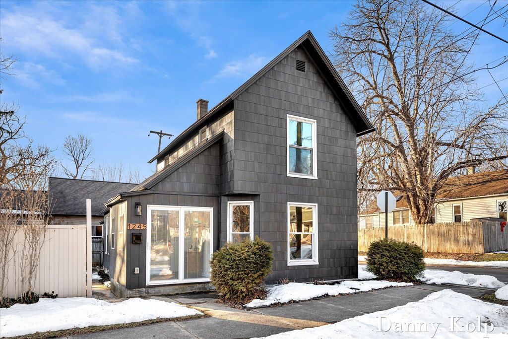 Photo of 1245 Paris Avenue NE, Grand Rapids, MI 49505 (MLS # 26005998)