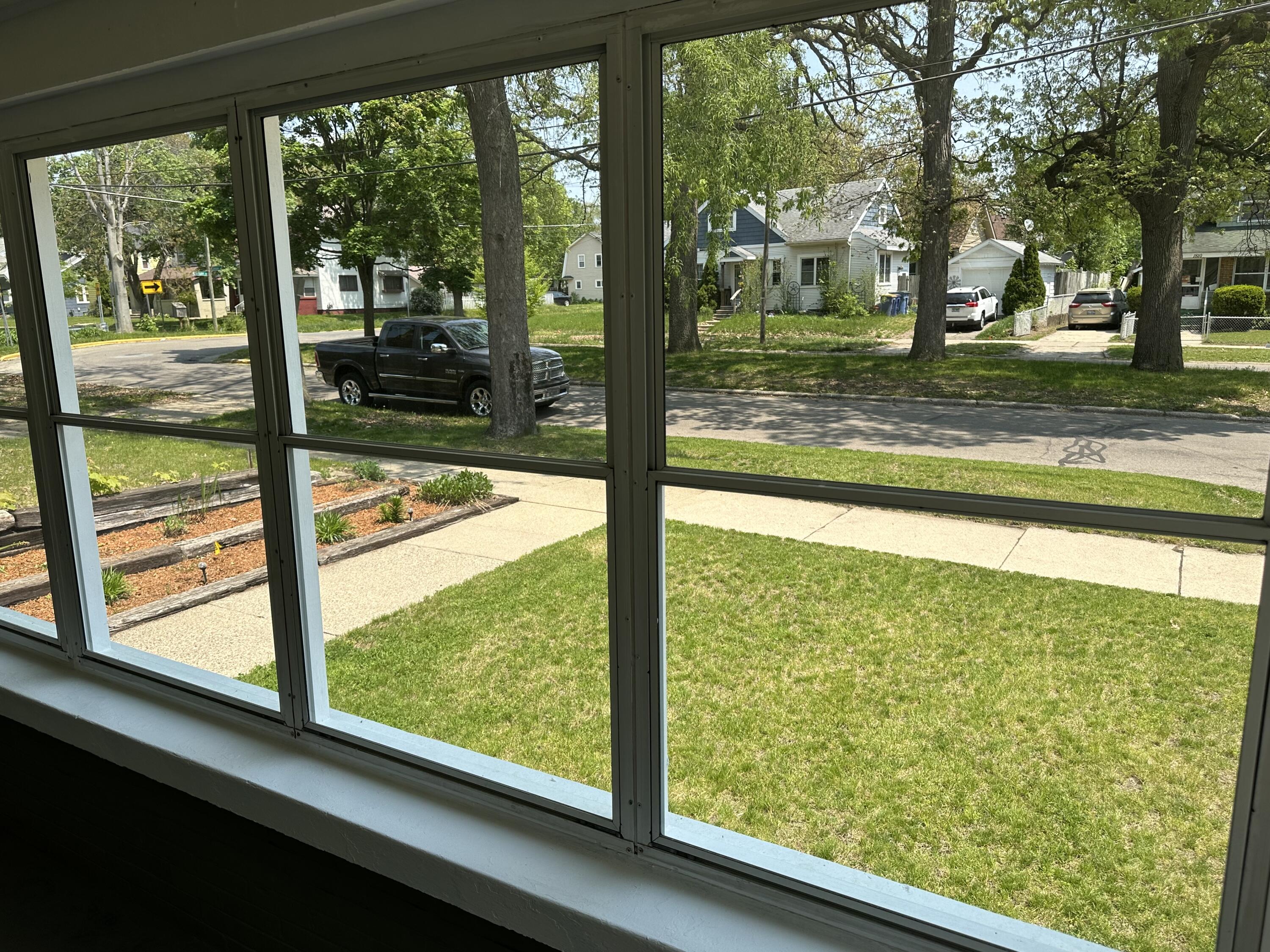 Photo 9 of 52 of 1809 Union Avenue SE house