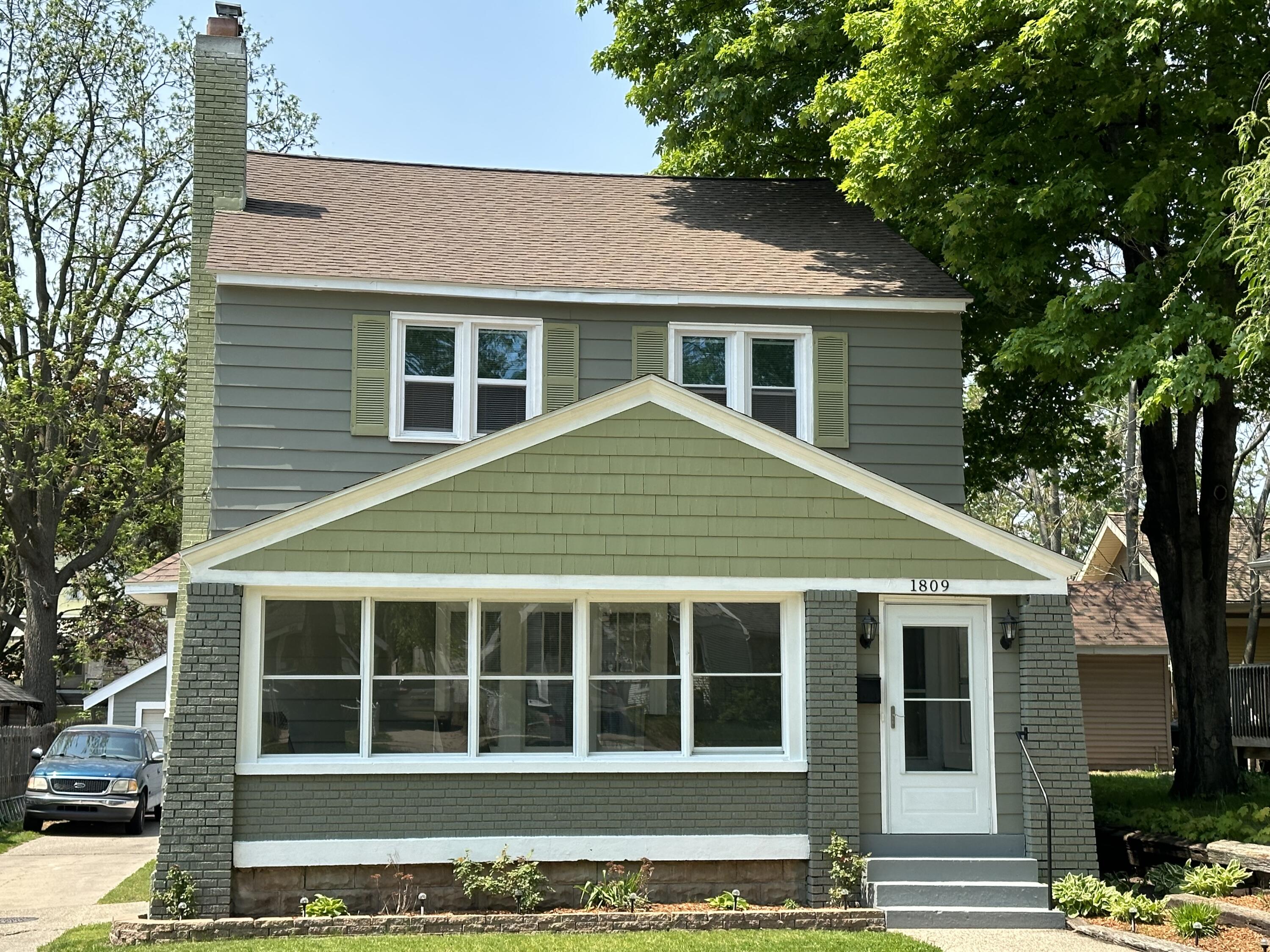 Photo 1 of 52 of 1809 Union Avenue SE house