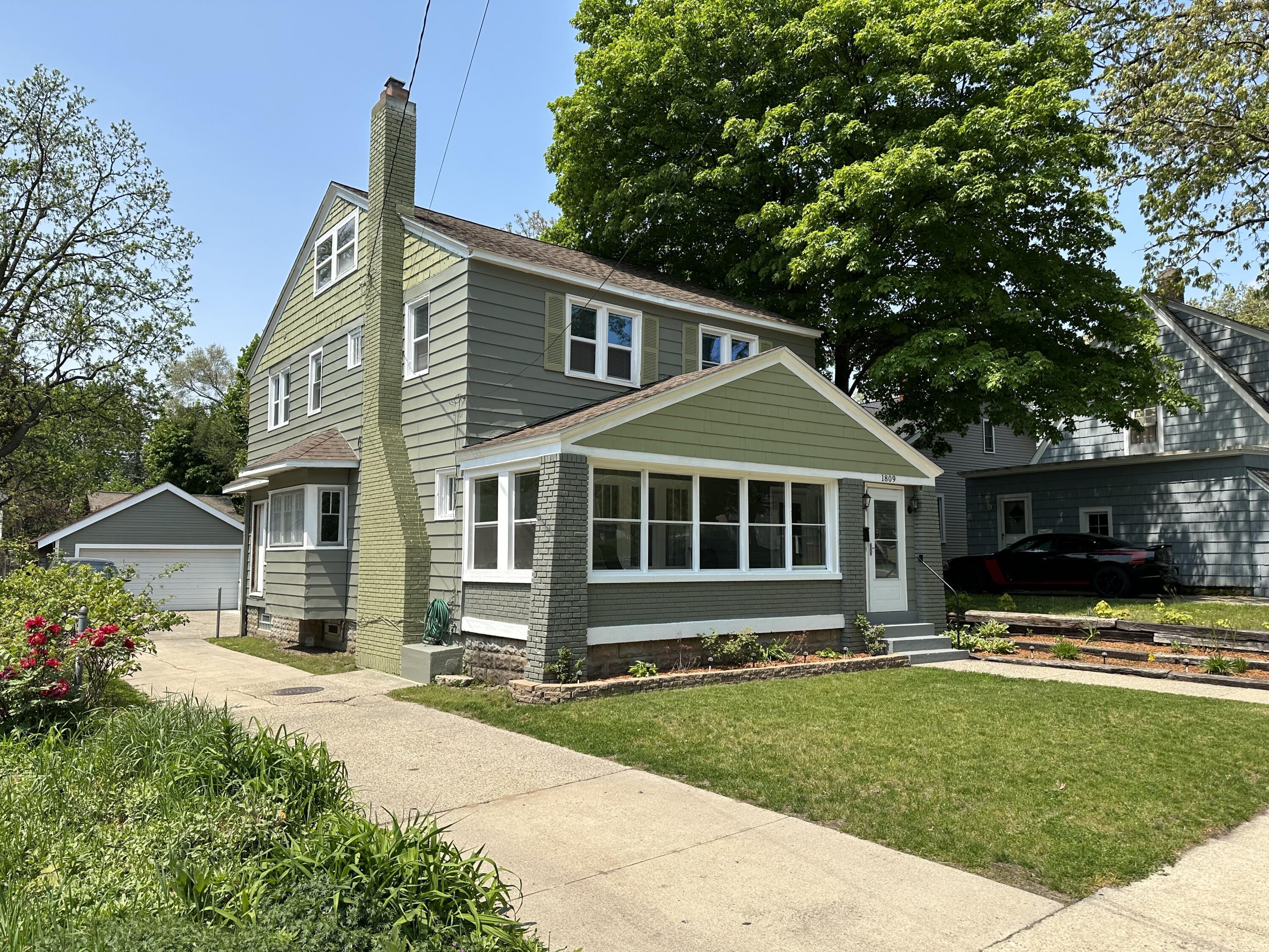 Photo 2 of 52 of 1809 Union Avenue SE house