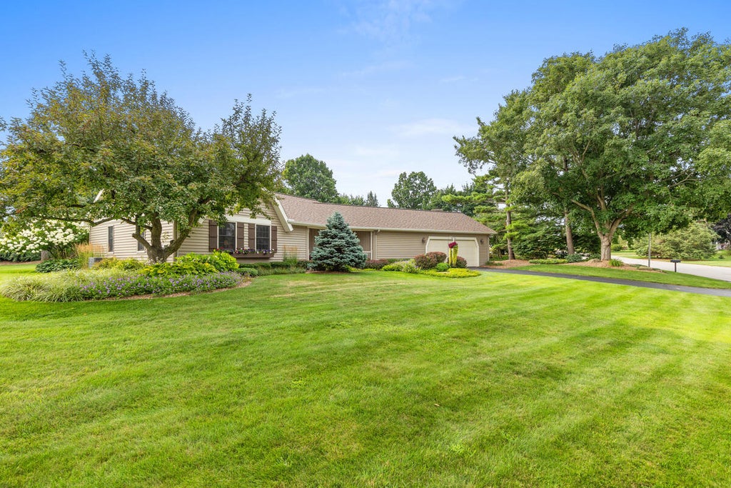 Photo of 6866 Vista Grande Drive NE, Rockford, MI 49341 (MLS # 26040848)